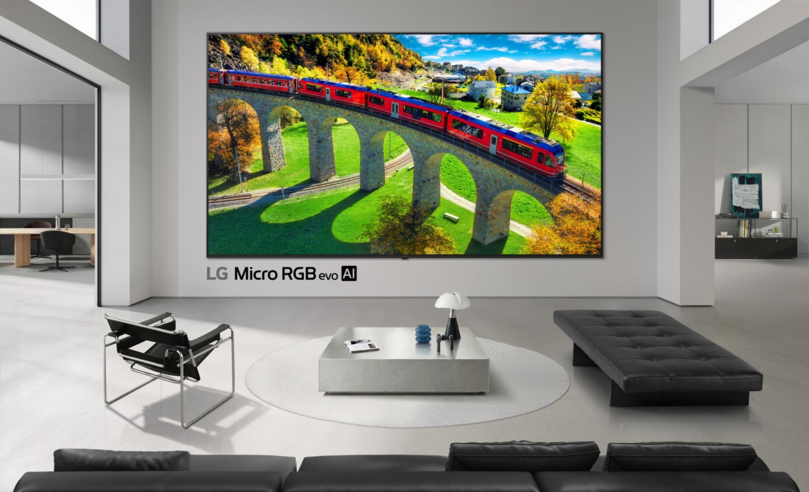 LG 마이크로 RGB 에보 제품은 백라이트에 쓰이는 광원의 크기를 초소형으로 줄이고 적색(Red)·녹색(Green)·청색(Blue) LED를 광원으로 사용해 색상 재현을 극대화했다. 프리미엄 TV의 선택 폭을 넓히는 75형, 86형, 100형 등 다양한 라인업을 갖췄다.