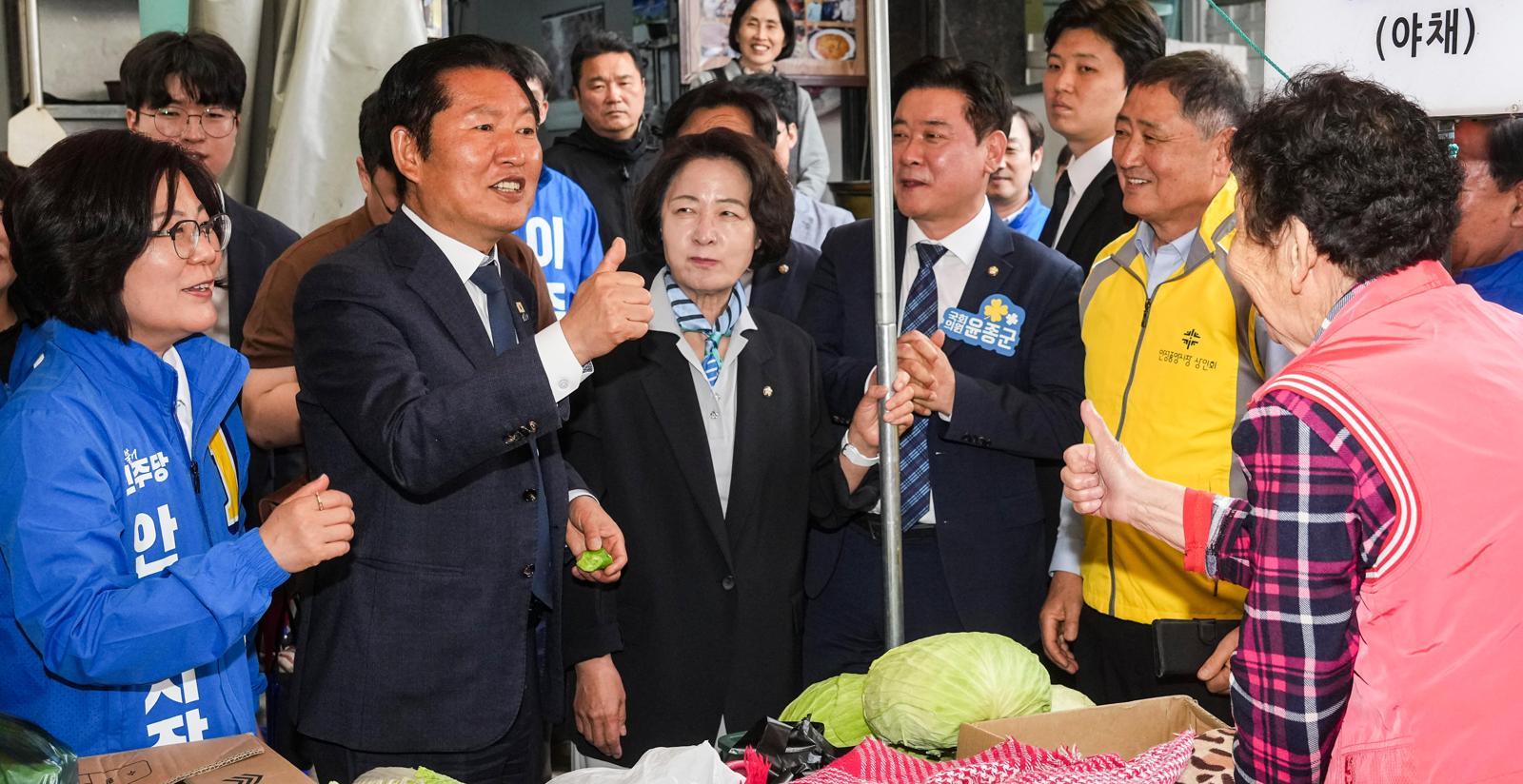 더불어민주당 정청래 대표(왼쪽에서 두 번째)가 27일 경기 안성 중앙시장을 찾아 상인들과 대화하고 있다. 정 대표는 이날 안성에서 열린 최고위원회의에서 전날 하정우 대통령AI미래기획수석비서관을 만난 사실을 공개했다. 왼쪽부터 민주당 김보라 안성시장 후보, 정 대표, 추미애 경기도지사 후보. 안성=뉴시스