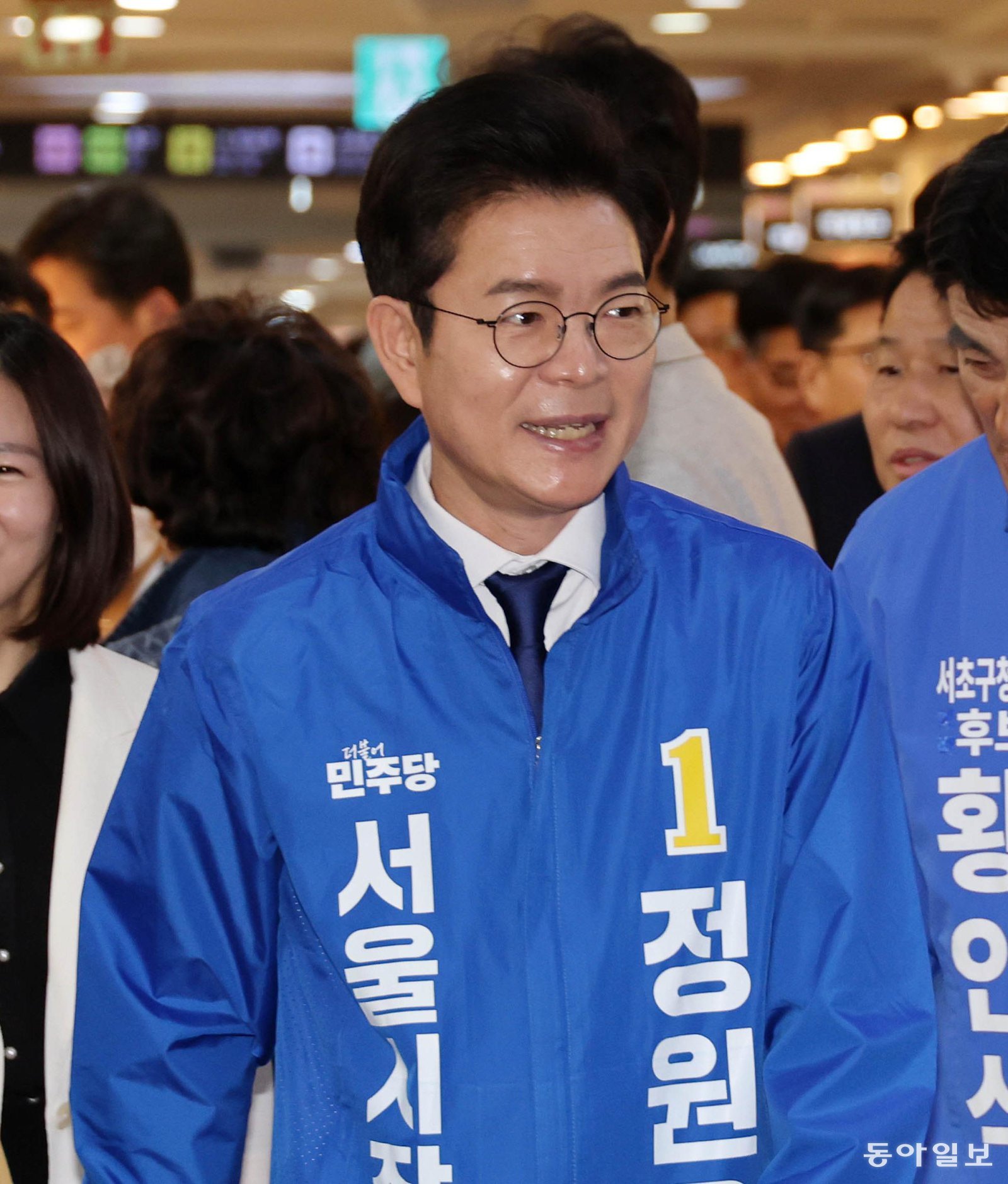 “서초도 파랗게”
더불어민주당 정원오 서울시장 후보가 27일 오전 서울 서초구 서울고속버스터미널 지하상가에서 열린 ‘서초 하나씩 착착!’ 행사에서 상인과 시민들을 만나고 있다. 정 후보는 이날 서울 강남 3구(강남·서초·송파구)를 찾아 “강남 지역의 재건축 사업이 빠르고 안전하게 진행되도록 뒷받침하겠다”고 강조했다. 전영한 기자 scoopjyh@donga.com