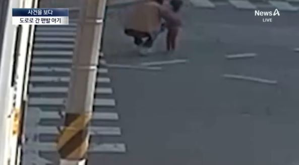 지난달 13일 경남 창원에서 두 살배기 아이가 홀로 도로 한복판을 걷다가 행인에게 발견돼 구조됐다. 채널A
