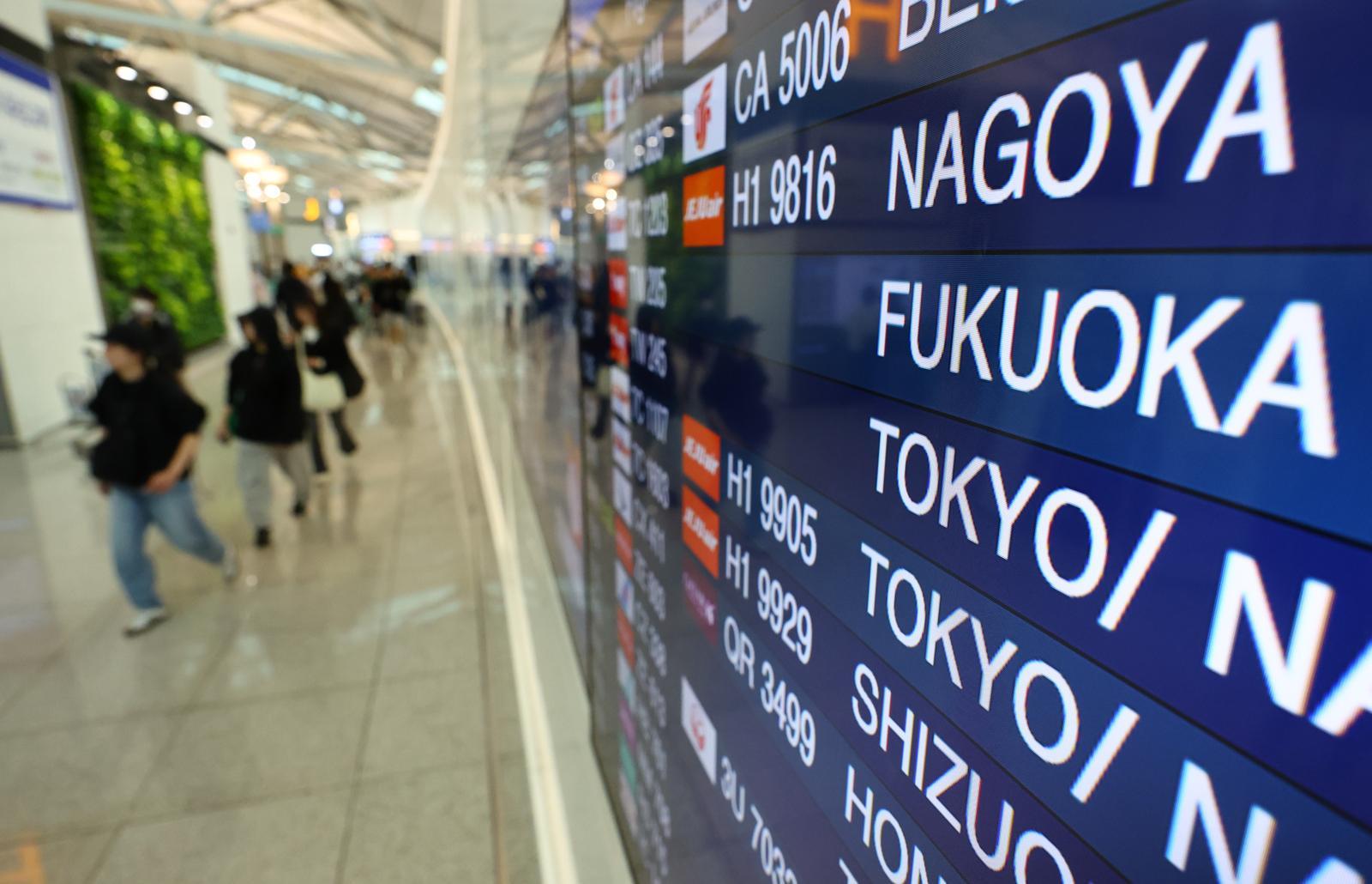 6일 인천국제공항 1터미널 출발층 전광판에 일본행 항공편이 안내되고 있다.  이날 국회 국토교통위원회 소속 더불어민주당 이연희 의원실이 인천국제공항공사와 한국공항공사로부터 제출받은 자료에 따르면 올해 1∼4월(인천공항은 1월 1일∼4월 28일 누계) 국내 공항에서 일본 노선을 이용한 승객(출입국 합산)은 총 888만195명으로 집계돼 지난해 1∼4월 일본 노선 이용자(816만 명)보다 8.8% 증가한 역대 최대 기록을 나타냈다. 2025.05.06 [인천공항=뉴시스]