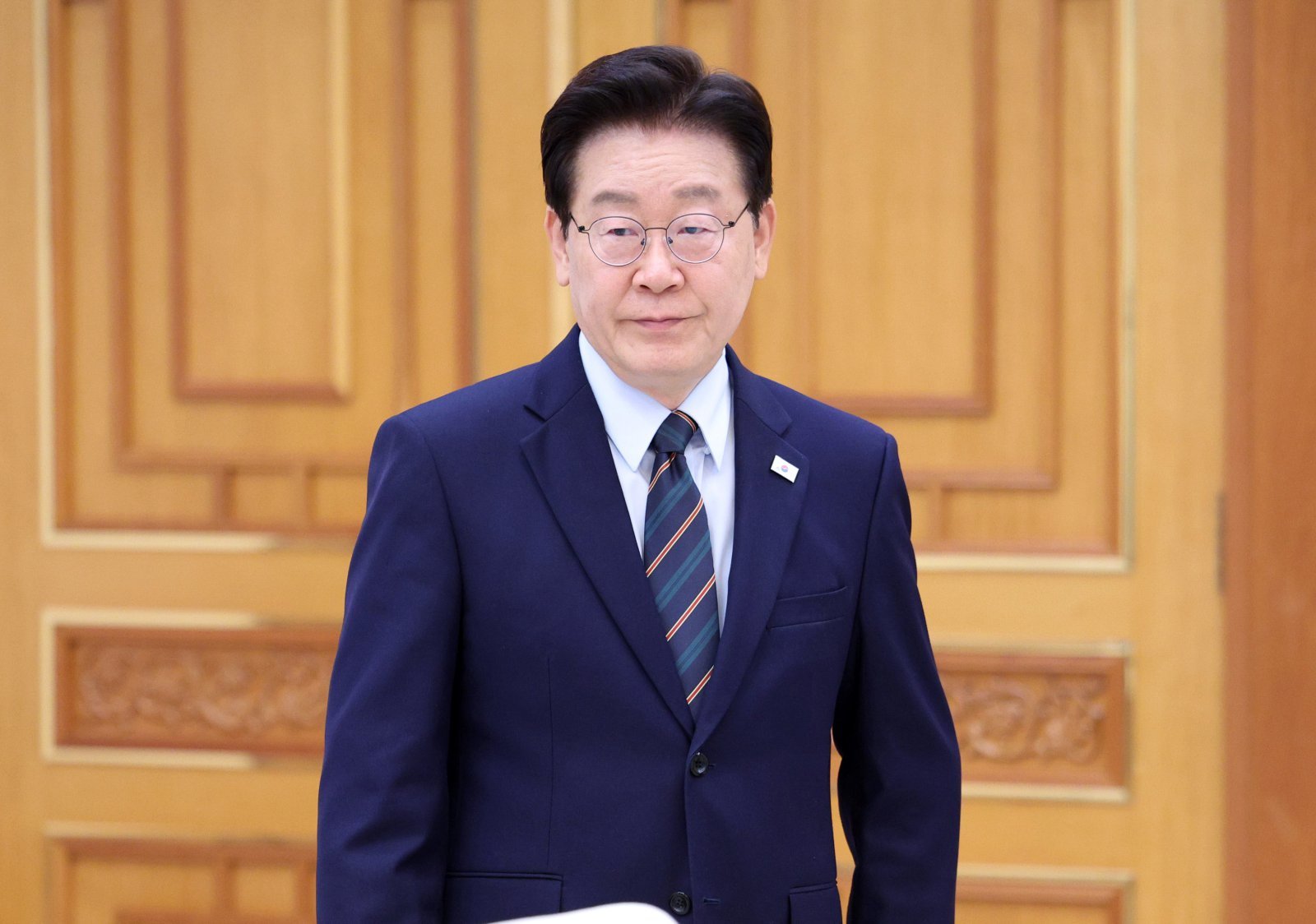 이재명 대통령이 27일 청와대에서 데미스 하사비스 구글 딥마인드 공동창업자 겸 대표를 접견하기 위해 입장하고 있다. (청와대통신사진기자단) 2026.4.27 ⓒ 뉴스1
