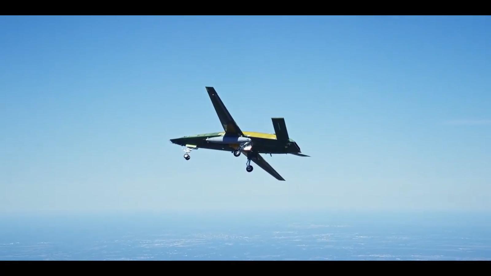 미 해군의 MQ-25A ‘스팅레이’ 무인항공기가 지난 25일(현지 시간) 미국 일리노이주 마스쿠타에 위치한 보잉 시설에서 첫 비행을 하고 있다. 보잉 제공