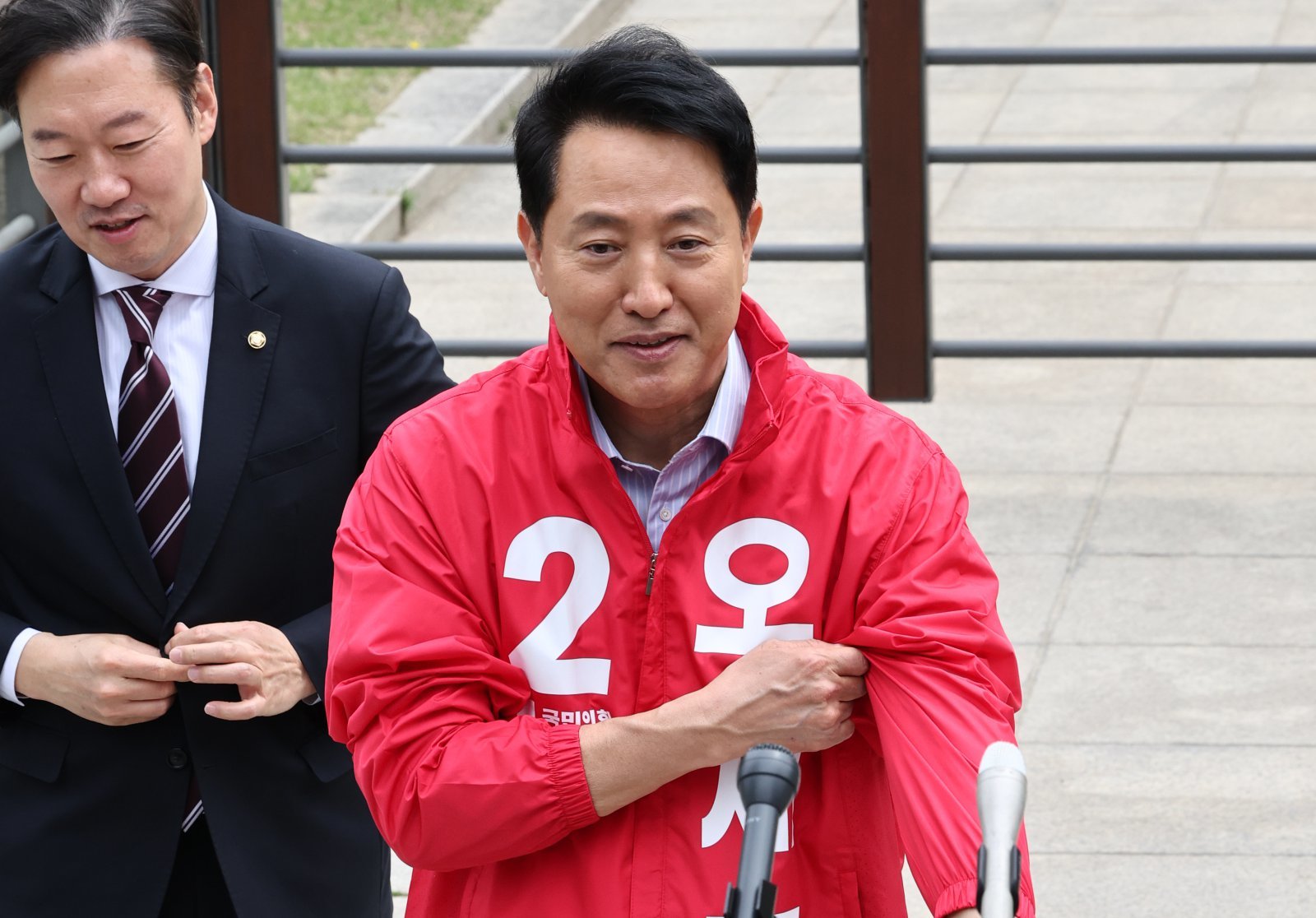 6.3 지방선거 서울시장 예비후보자 등록을 마친 오세훈 국민의힘 후보가 27일 서울 종로구 보신각 앞에서 기자회견을 앞두고 후보복을 착용하고 있다. 2026.4.27 ⓒ뉴스1