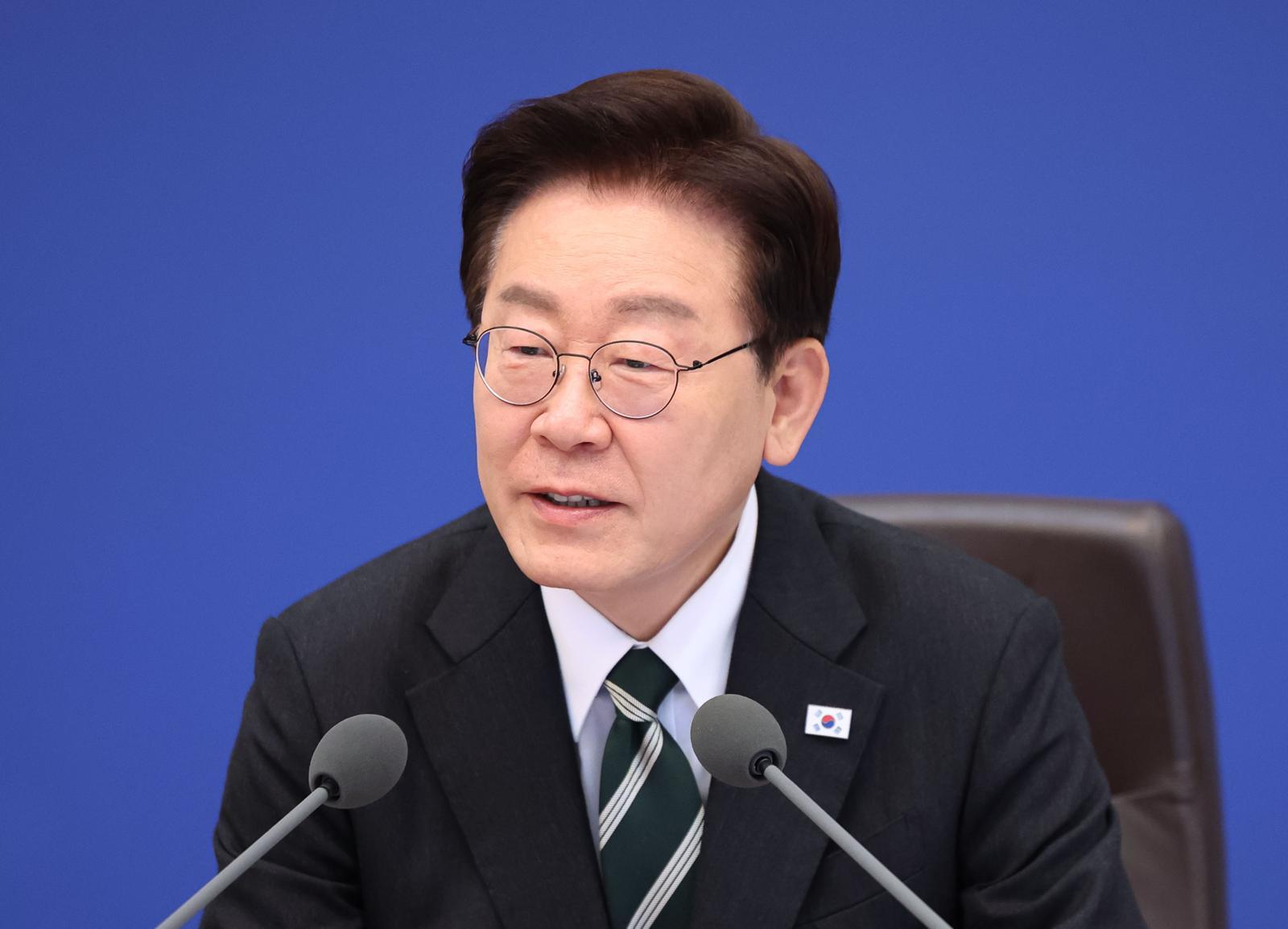 이재명 대통령이 28일 청와대에서 열린 국무회의 겸 비상경제점검회의에서 발언하고 있다. (청와대통신사진기자단) 2026.04.28