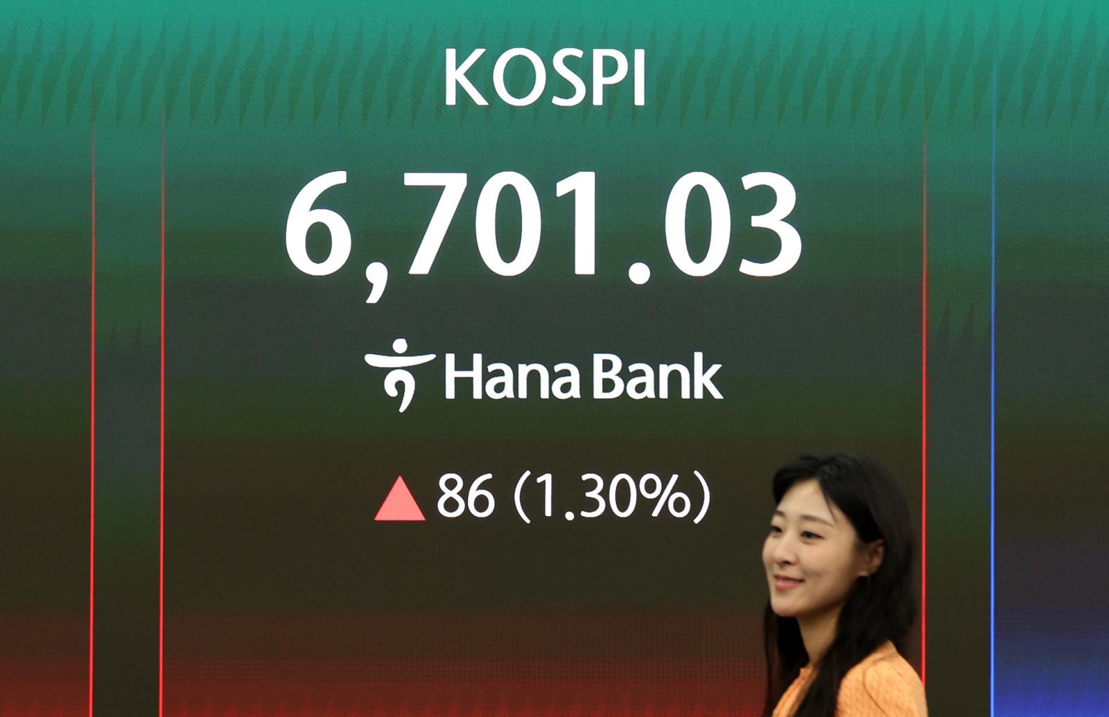 코스피가 전 거래일(6615.03)보다 31.77포인트(0.48%) 상승한 6646.80에 개장한 28일 서울 중구 하나은행 딜링룸에 코스피 시세가 보이고 있다.   코스닥 지수는 전 거래일(1226.18)보다 0.58포인트(0.05%) 오른 1226.76에 거래를 시작했다. 서울 외환시장에서 원·달러 환율은 전 거래일 주간거래 종가(1472.5원)보다 1.6원 오른 1474.1원에 출발했다. 뉴시스
