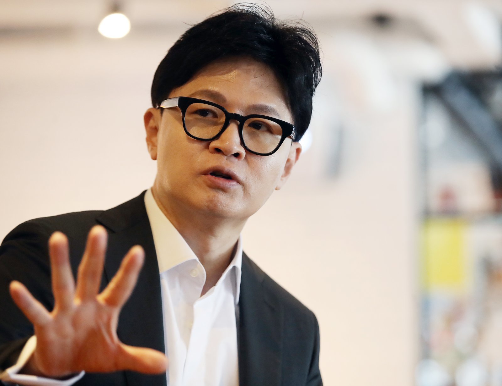 한동훈 전 국민의힘 대표가 27일 부산 북구의 한 카페에서 뉴스1과 인터뷰를 하고 있다. ⓒ 뉴스1