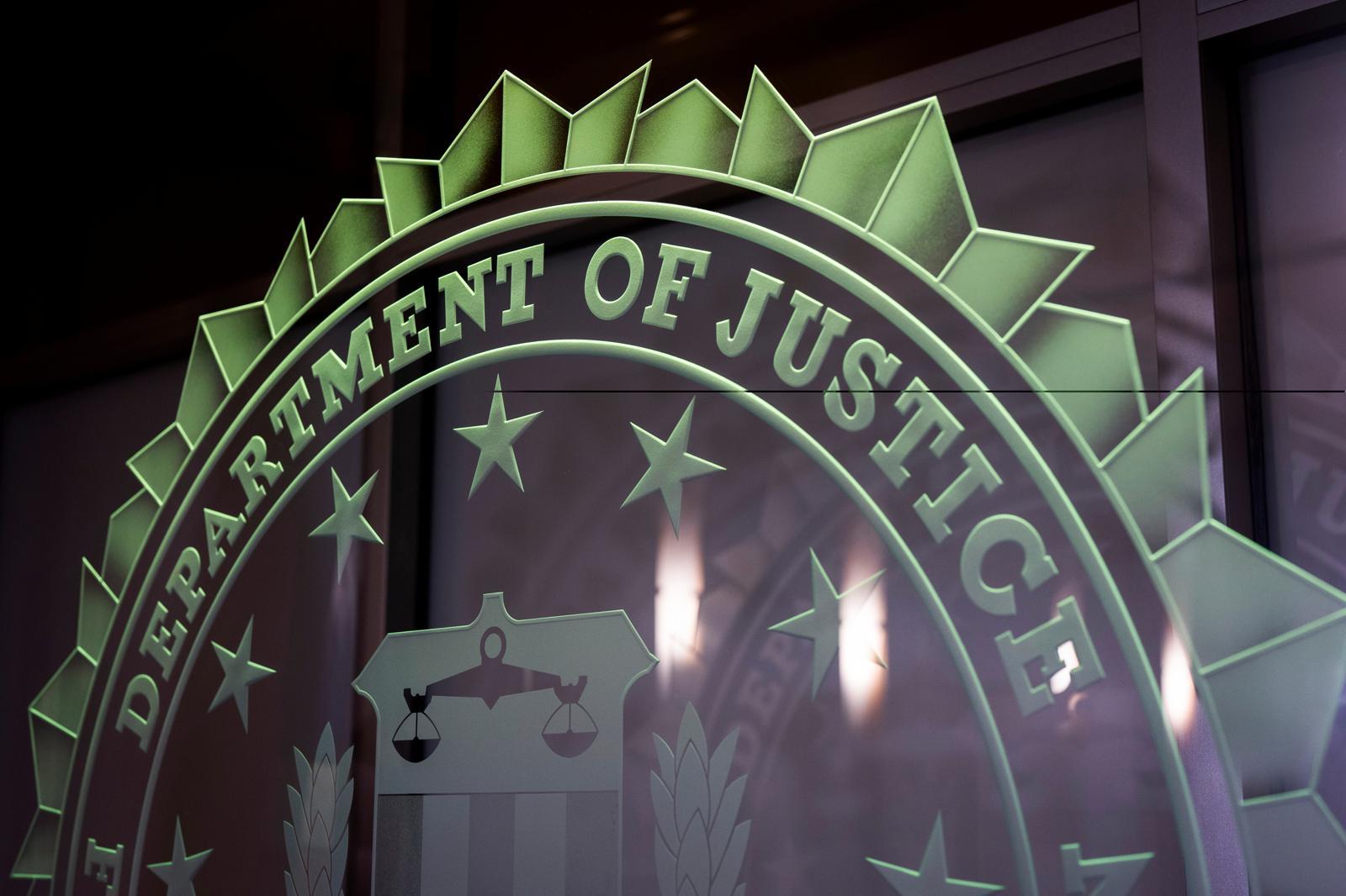 2025년 1월 16일, 오리건주 포틀랜드에 위치한 FBI 지부에 법무부(Department of Justice) 표지판이 걸려 있다. AP/뉴시스