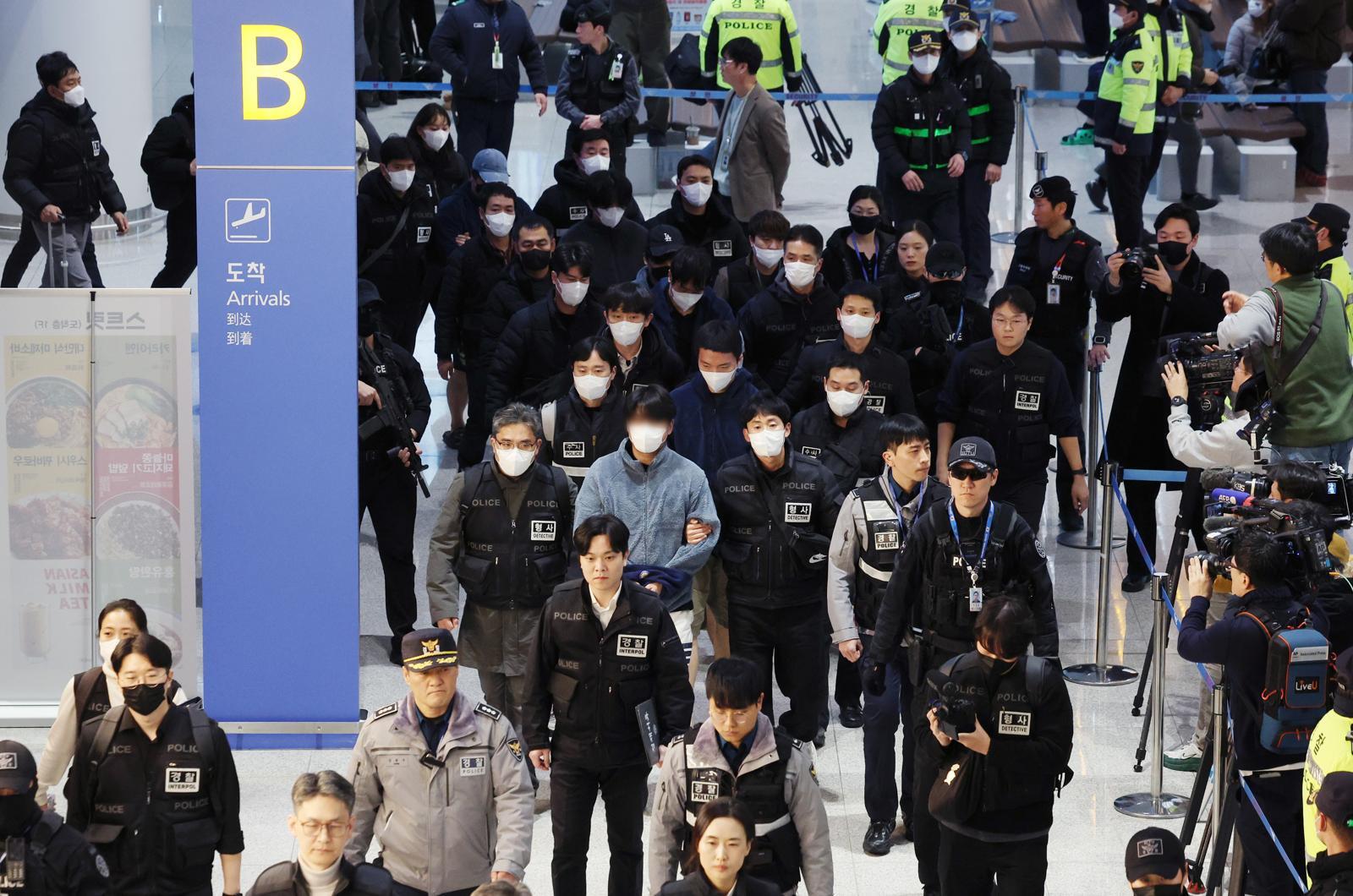한국 국적 캄보디아 스캠조직 피의자들이 23일 오전 인천국제공항 제2터미널을 통해 강제 송환되고 있다. ⓒ뉴시스