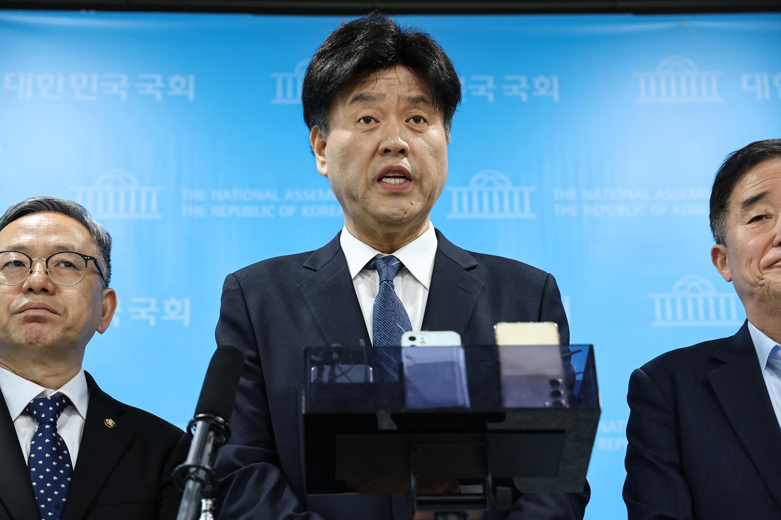 김용 전 민주연구원 부원장이 28일 서울 여의도 국회 소통관에서 공천 관련 입장을 밝힌 후 백브리핑을 하고 있다. 2026.4.28. 뉴스1