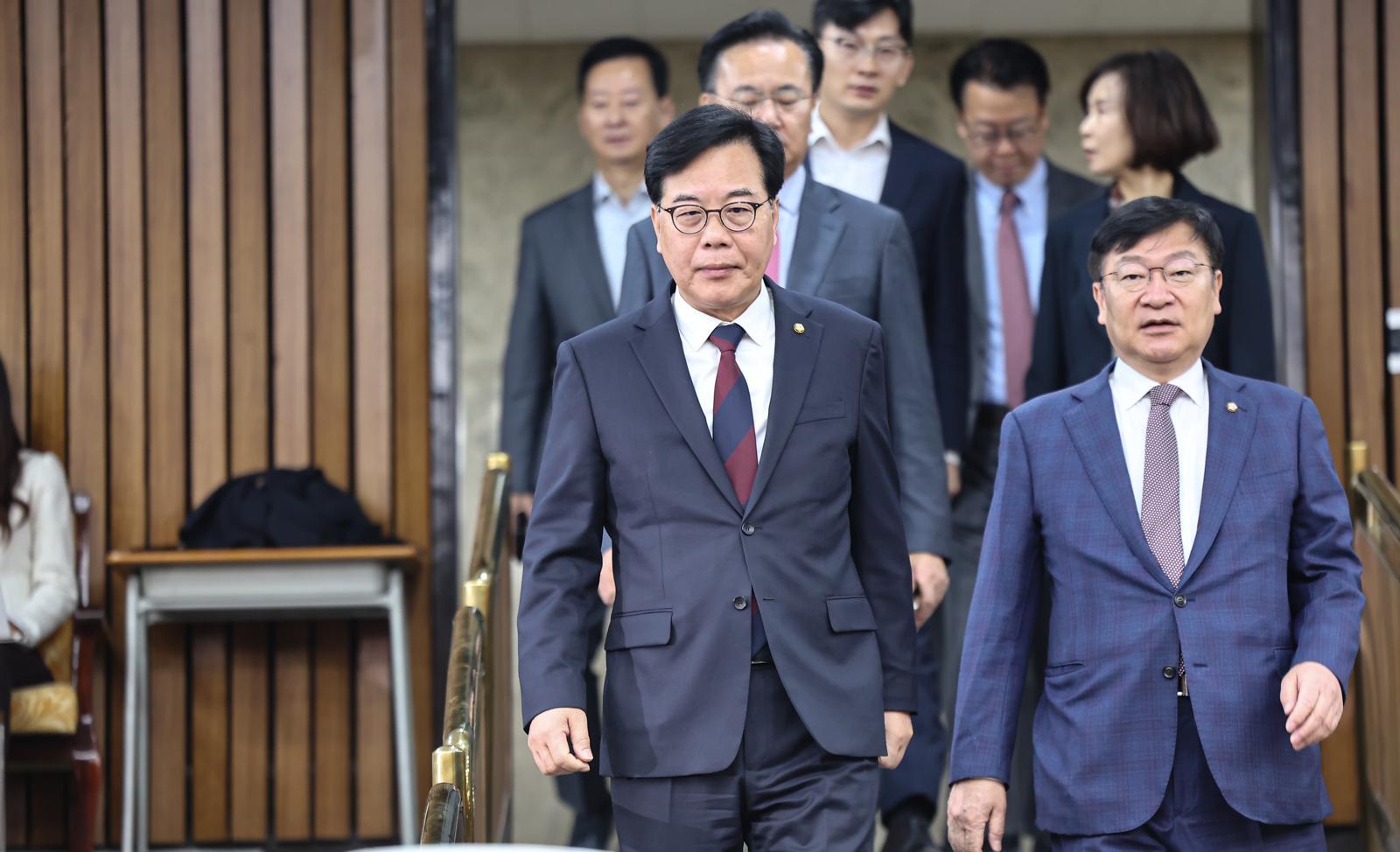 송언석 국민의힘 원내대표가 서울 여의도 국회에서 열린 원내대책회의에 참석하고 있다. 2026.4.28/뉴스1