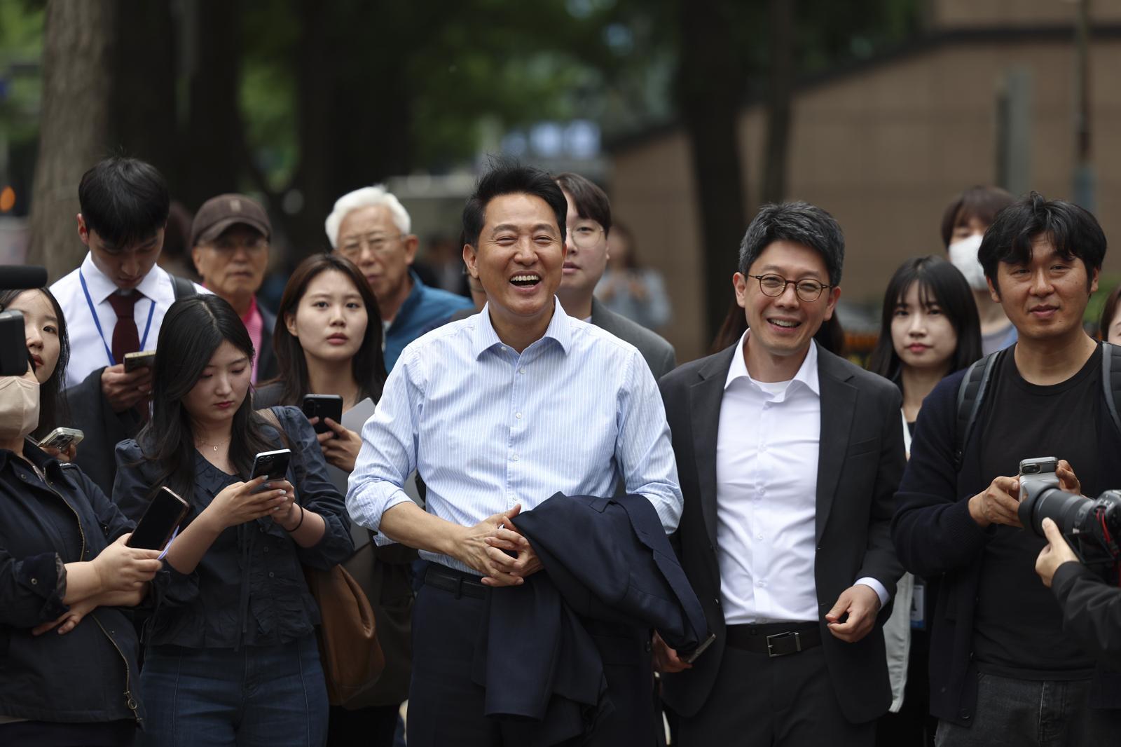 국민의힘 오세훈 서울시장 후보가 27일 서울 종로구 서울시청 인근에서 시민들에게 인사를 하고 있다. 뉴시스