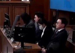 김건희 여사가 28일 서울 서초구 서울고등법원에서 열린 자본시장과 금융투자업에 관한 법률 위반, 정치자금법 위반, 특정범죄 가중처벌 등에 관한 법률 위반 혐의 2심 선고 공판에 출석하고 있다. (서울고등법원 제공) 2026.4.28/뉴스1