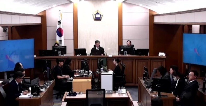 김건희 여사가 28일 서울 서초구 서울고등법원에서 열린 자본시장과 금융투자업에 관한 법률 위반, 정치자금법 위반, 특정범죄 가중처벌 등에 관한 법률 위반 혐의 2심 선고 공판에 참석하고 있다. (서울고등법원 제공) 2026.4.28/뉴스1
