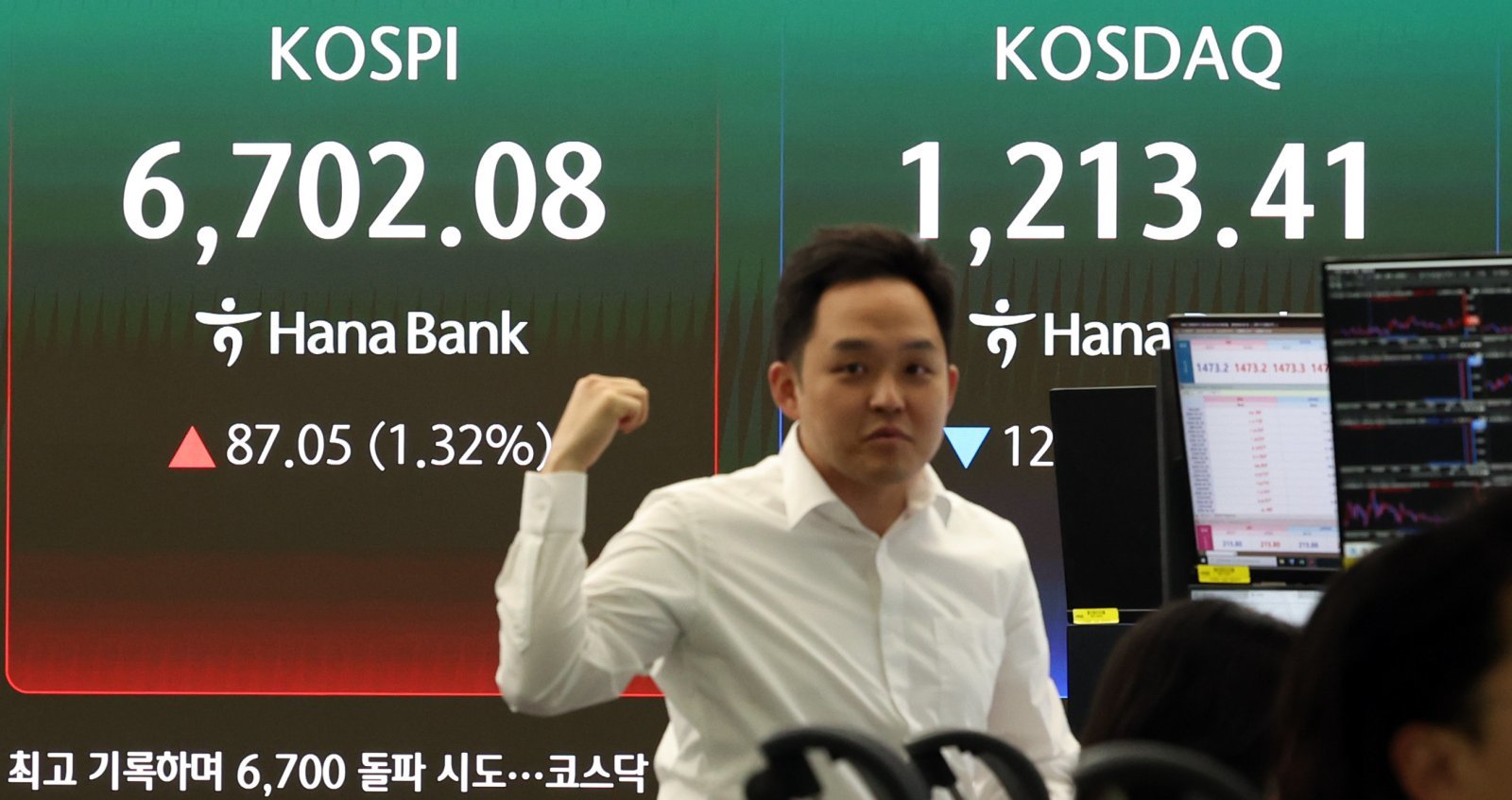 코스피가 전 거래일(6615.03)보다 31.77포인트(0.48%) 상승한 6646.80에 개장한 28일 서울 중구 하나은행 딜링룸에 코스피 시세가 보이고 있다.   코스닥 지수는 전 거래일(1226.18)보다 0.58포인트(0.05%) 오른 1226.76에 거래를 시작했다. 서울 외환시장에서 원·달러 환율은 전 거래일 주간거래 종가(1472.5원)보다 1.6원 오른 1474.1원에 출발했다. 2026.04.28 [서울=뉴시스]