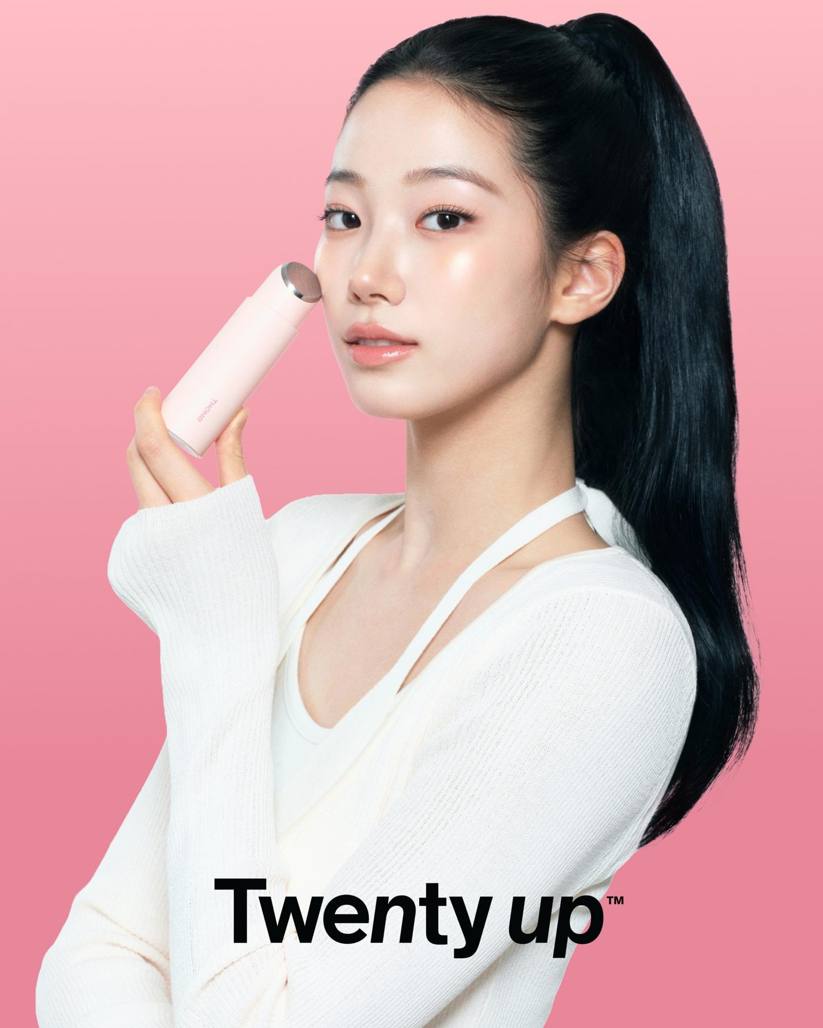톰은 르세라핌의 멤버 카즈하를 뷰티 디바이스 ‘투앤티업’의 모델로 선정했다. 앳홈 제공