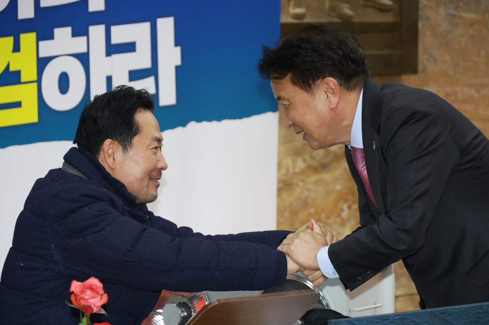 김영환 충북지사가 19일 서울 여의도 국회에서 닷새째 단식농성 중인 장동혁 국민의힘 대표를 예방, 장 대표와 악수하고 있다. 2026.01.19. 서울=뉴시스
