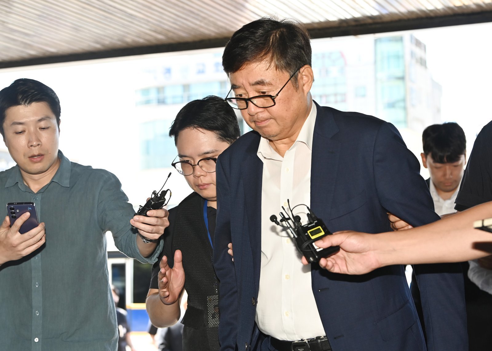 공장 화재로 23명의 사망자가 발생한 화성 리튬전지 제조업체 아리셀 박순관 대표가 28일 경기도 수원지방법원에서 열린 구속 전 피의자 심문(영장실질심사)을 마친 후 대기장소인 수원남부경찰서로 들어서고 있다. 2024.08.28 뉴시스