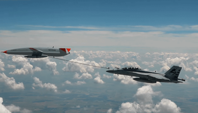 지난 2021년 보잉이 공개한 프로토타입 MQ-25 T1(왼쪽)이 F/A-18에 공중 급유하는 모습.  보잉 유튜브