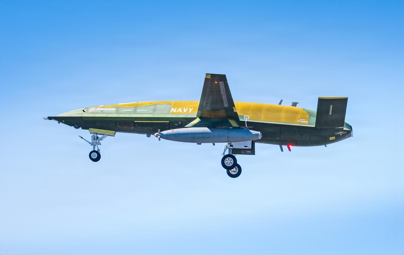 미 해군의 MQ-25A ‘스팅레이’ 무인항공기가 지난 25일(현지 시간) 미국 일리노이주 마스쿠타에 위치한 보잉 시설에서 첫 비행을 하고 있다. 보잉 제공