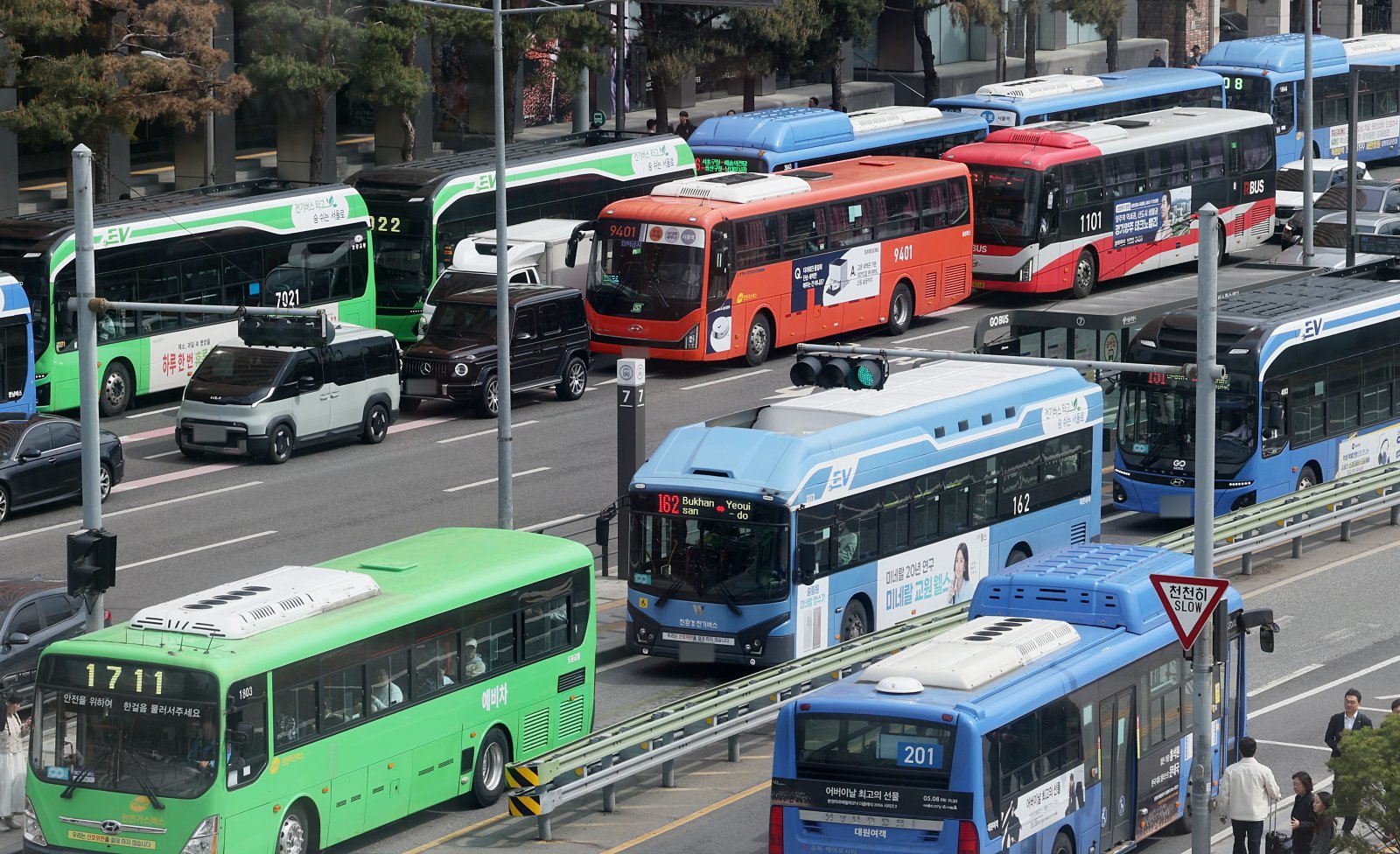 28일 오후 서울 중구 서울역 버스환승센터에서 시민들이 버스를 이용하고 있다. 국토교통부는 이날 중동발 고유가 여파로 심화된 출퇴근 혼잡 완화를 위해 버스 196개 노선을 증차하고 시차 출퇴근 환급을 확대한다고 밝혔다. 2026.4.28/뉴스1