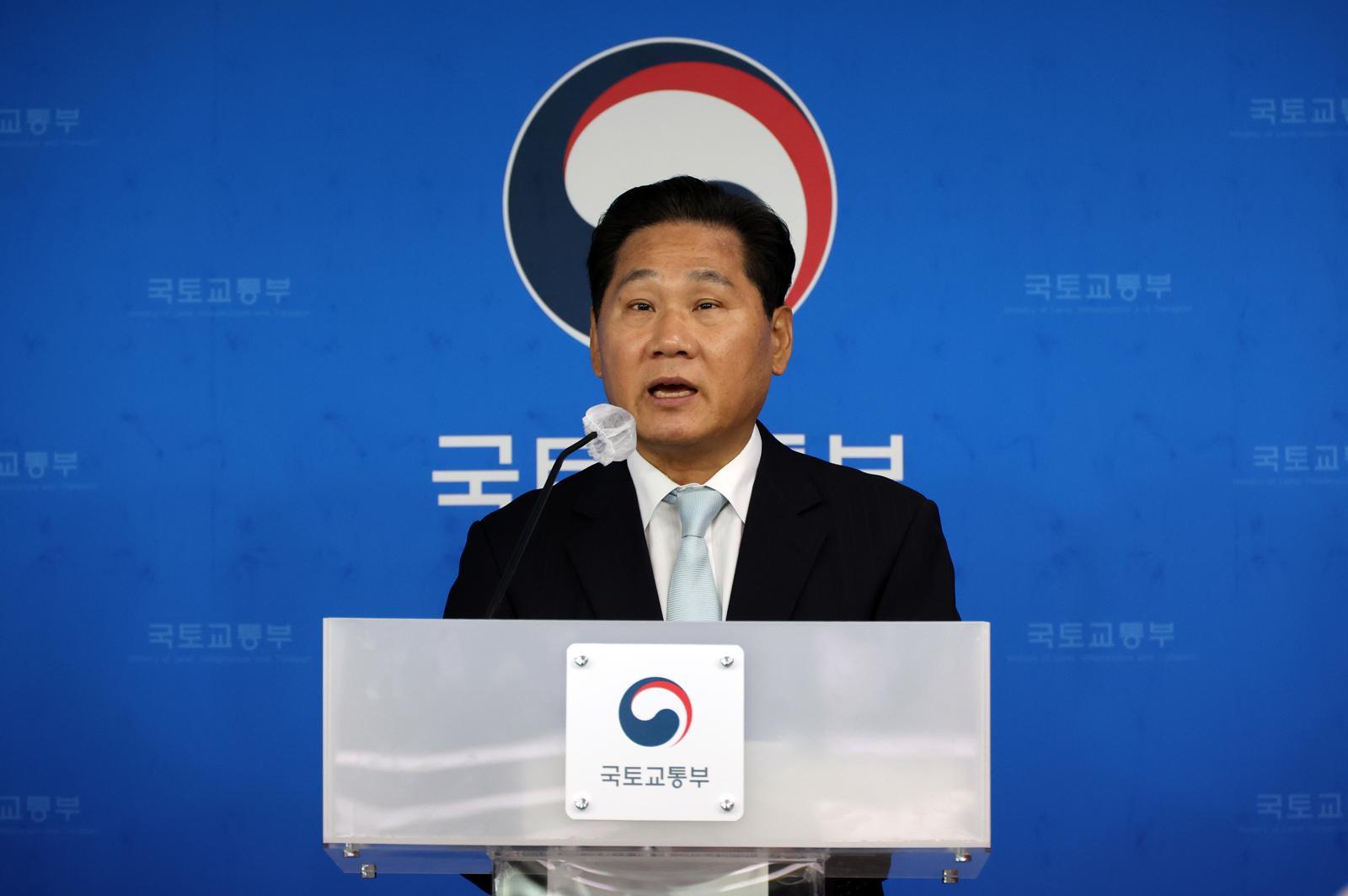 김용석 국토교통부 대도시권광역교통위원장이 28일 세종시 정부세종청사에서 ‘출퇴근 대중교통 혼잡 완화 종합대책’을 발표하고 있다. 2026.04.28. 뉴시스