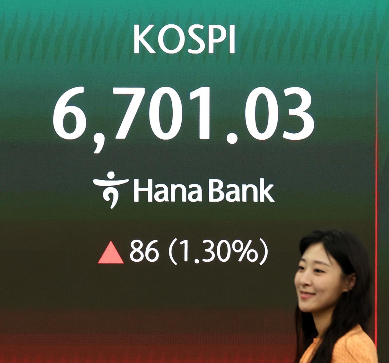 28일 서울 중구 하나은행 딜링룸 전광판에 장중 6,700을 넘어선 코스피가 표시돼 있다. 코스피는 이날 전 거래일 대비 0.39% 오른 6,641.02에 마감하며 장중은 물론이고 종가 기준으로 사상 최고치를 경신했다. 뉴시스