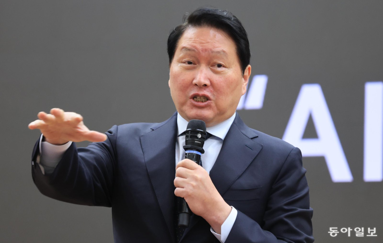 최태원 대한상공회의소 회장이 28일 서울 여의도 국회 의원회관 소회의실에서 열린 ‘미중 AI 기술 패권 경쟁 속 대한민국 성장전략 세미나’에서 특별 강연을 하고 있다. 장승윤 기자 tomato99@donga.com