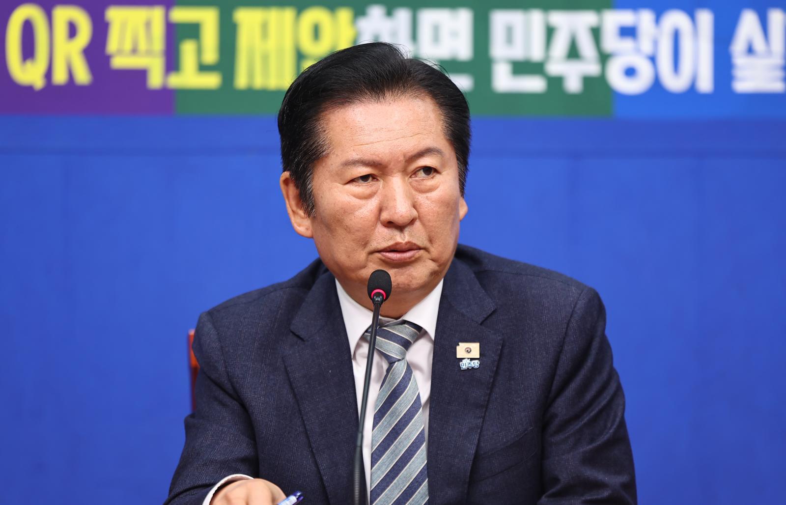 정청래 더불어민주당 대표가 서울 여의도 국회에서 열린 ‘착!붙 공약 프로젝트’ 13호·14호·15호 공약 발표에 참석해 모두발언을 하고 있다. 2026.4.28/뉴스1
