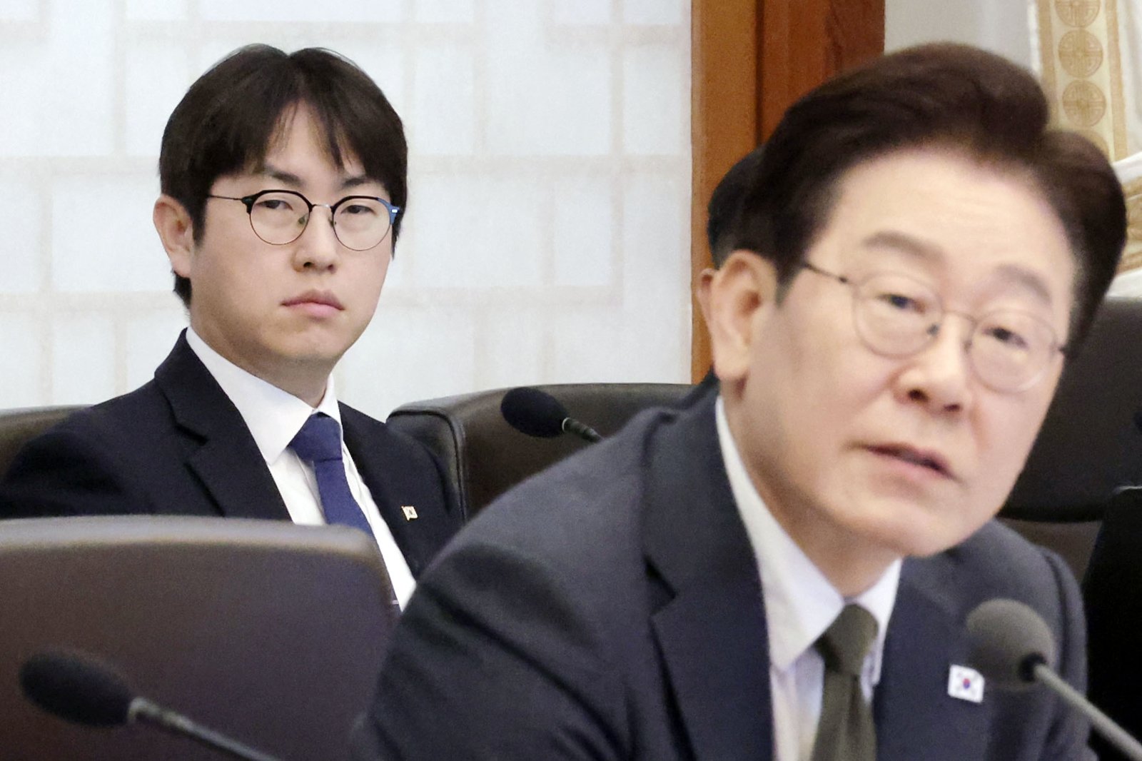 하정우 AI미래기획수석이 청와대에서 열린 제16회 국무회의 겸 제5차 비상경제점검회의에서 이재명 대통령의 발언을 듣고 있다. 2026.4.14 청와대통신사진기자단
