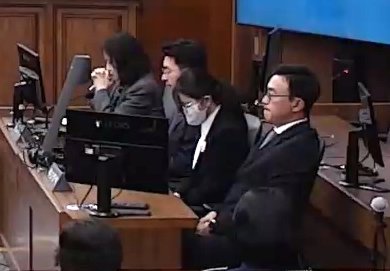도이치모터스 주가조작과 통일교 금품수수 의혹 등의 혐의로 재판에 넘겨진 김건희 여사가 28일 서울 서초구 서울고등법원에서 열린 항소심에서 자리에 앉아 고개를 숙이고 있다. 서울고등법원 제공 영상 캡처.