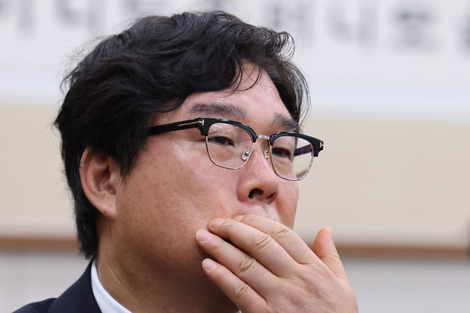 김성태 전 쌍방울 회장이 28일 서울 여의도 국회 윤석열정권정치검찰조작기소의혹사건진상규명국정조사특별위원회에서 열린 윤석열 정권 정치검찰 조작기소 의혹 사건 종합 청문회에서 생각에 잠겨 있다. 2026.4.28 뉴스1