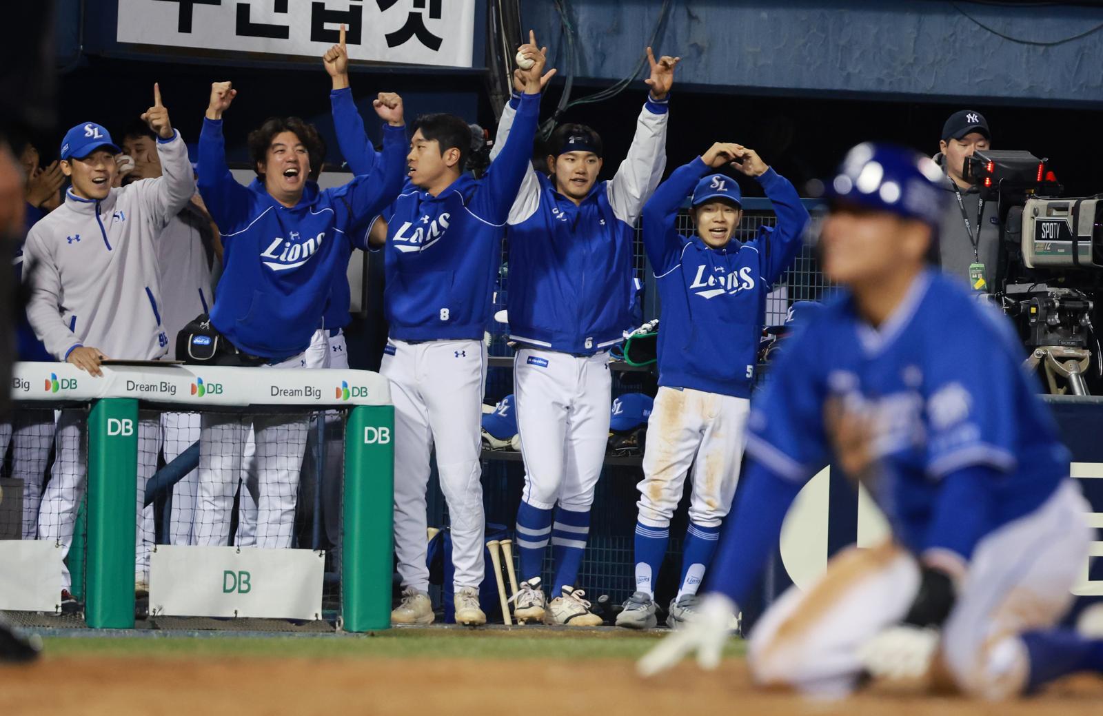 28일 잠실구장에서 열린 삼성-두산전에서 삼성 선수단이 연장 10회초 4-3 재역전을 만든 김성윤의 적시타가 나오자 환호하고 있다.  뉴스1