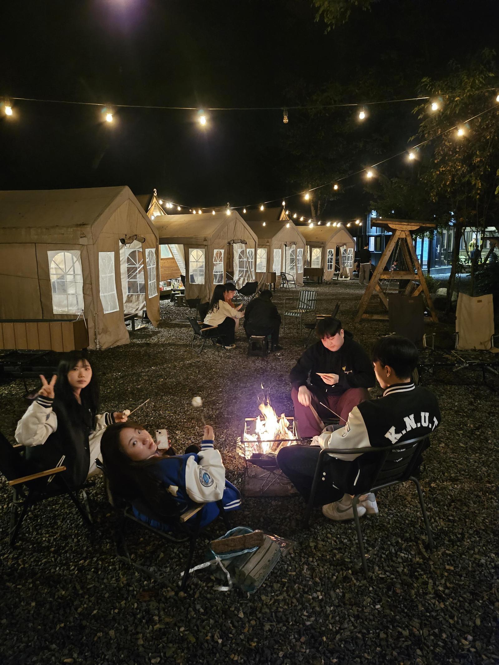 국립한국교통대 학생들이 ‘캠핑 교육과 인성’과목을 통해 함께 음식을 만들어보고 소통하는 시간을 갖고 있다. 국립한국교통대 제공