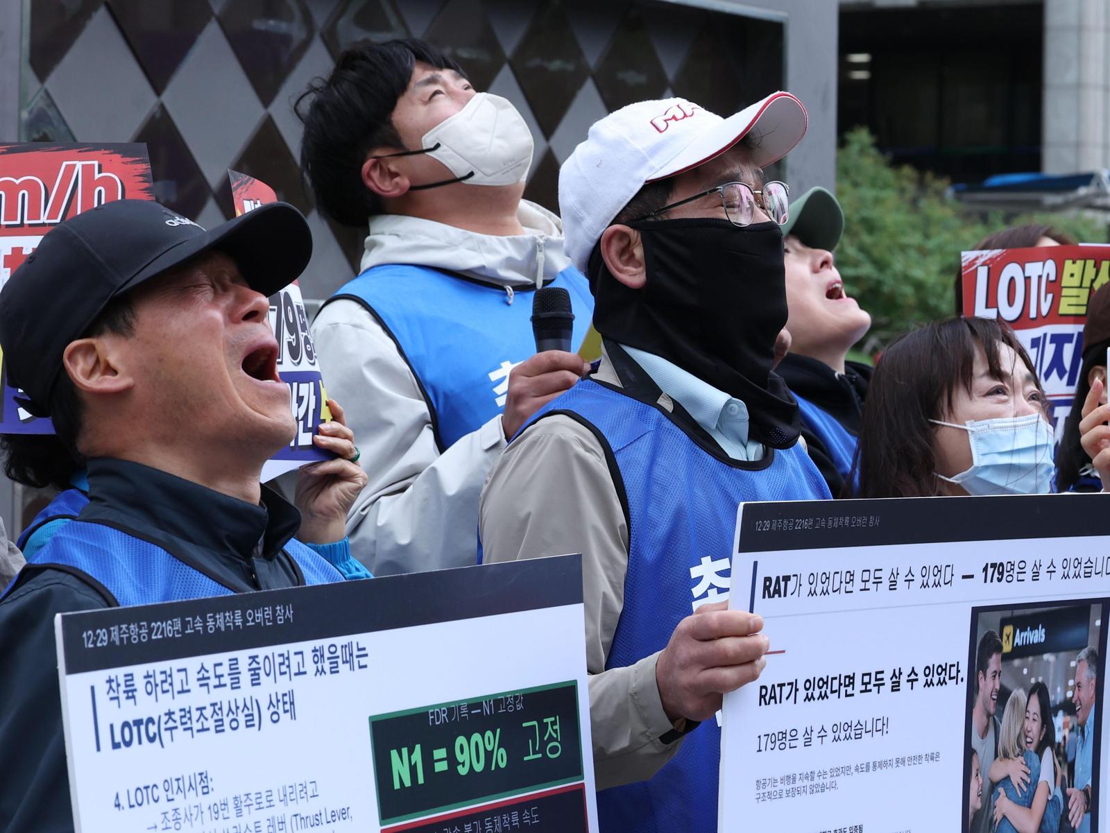 28일 오전 서울 중구 서울파이낸스센터 앞에서 열린 무안공항 제주항공 여객기 참사 관련 기자회견에서 유족들이 기체 결함 의혹 규명을 촉구하며 오열하고 있다. 뉴시스