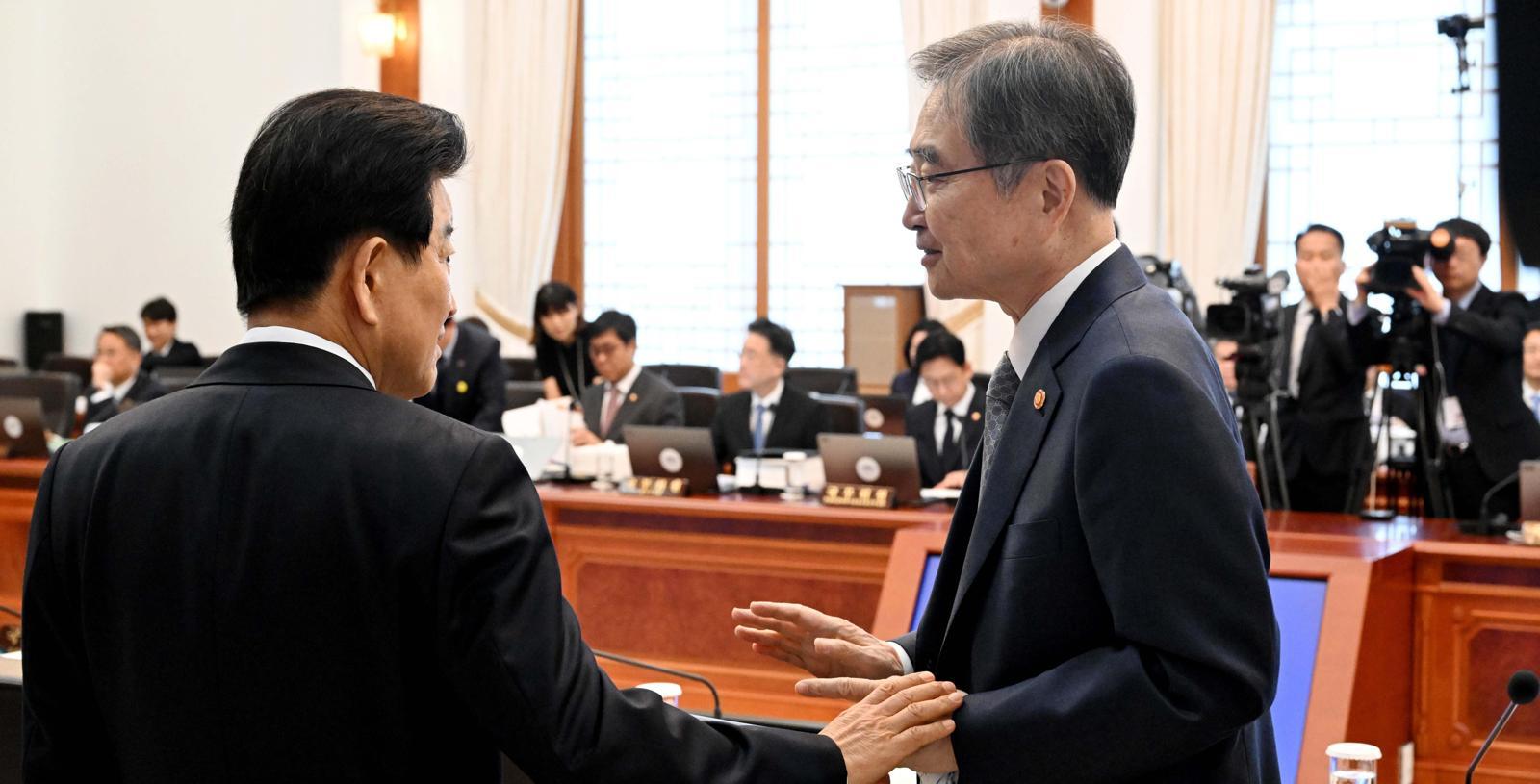 통일-외교장관 무슨 얘기?
정동영 통일부 장관(왼쪽)과 조현 외교부 장관이 28일 청와대에서 열린 국무회의 겸 비상경제점검회의에서 대화를 나누고 있다. 청와대사진기자단