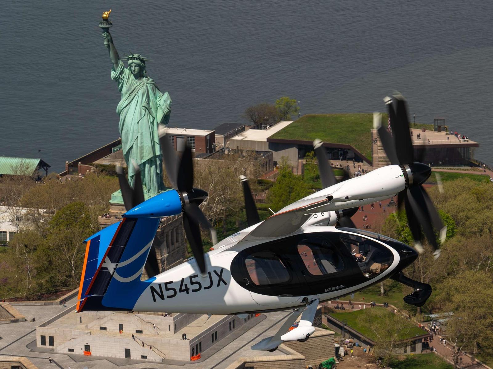 ‘자유의 여신상’ 위로… ‘에어택시’ 시범 비행