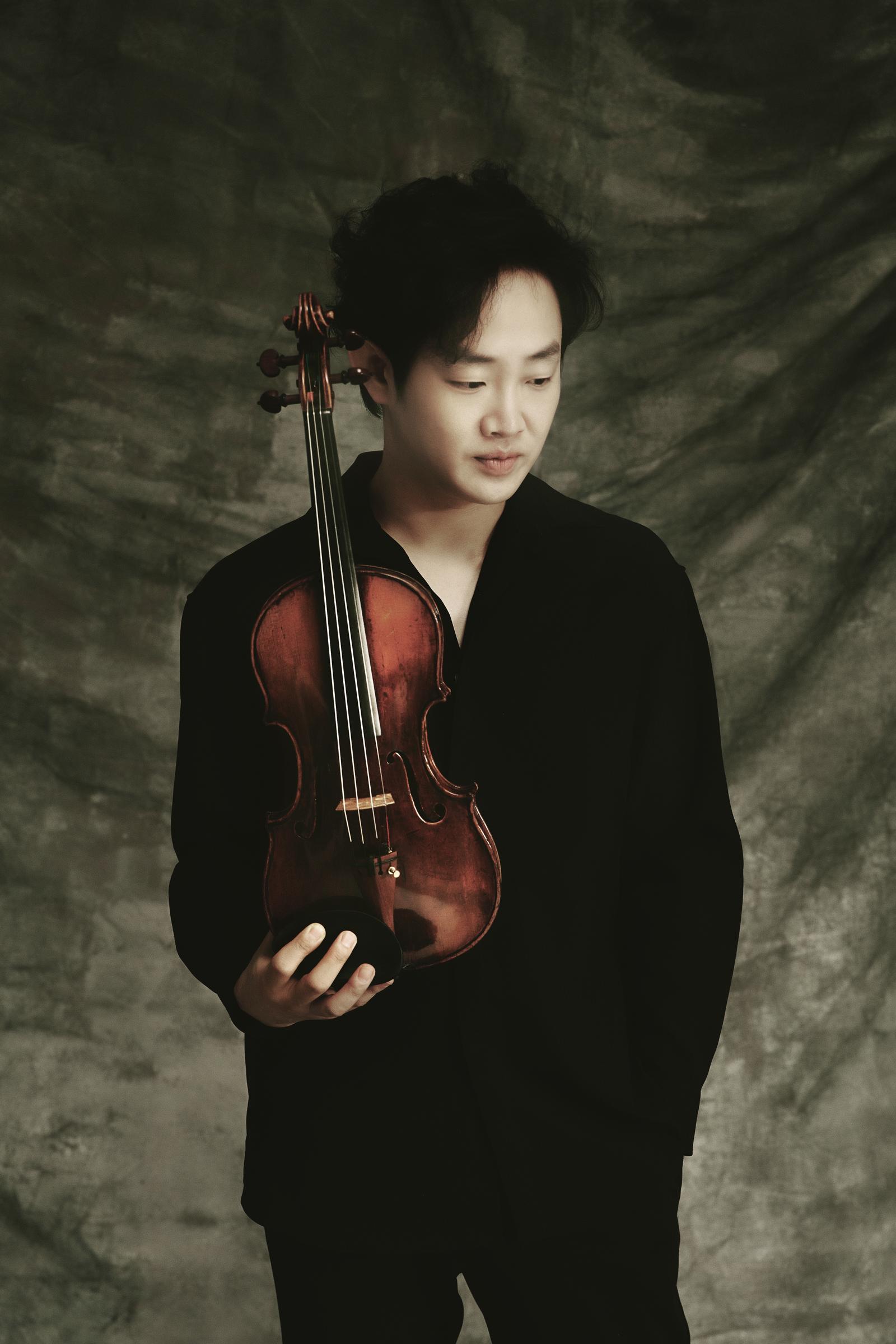 다음 달 ‘BACH(바흐)’를 주제로 솔로 리사이틀을 선보이는 바이올리니스트 김재영.
목프로덕션 제공 ⓒJino Park