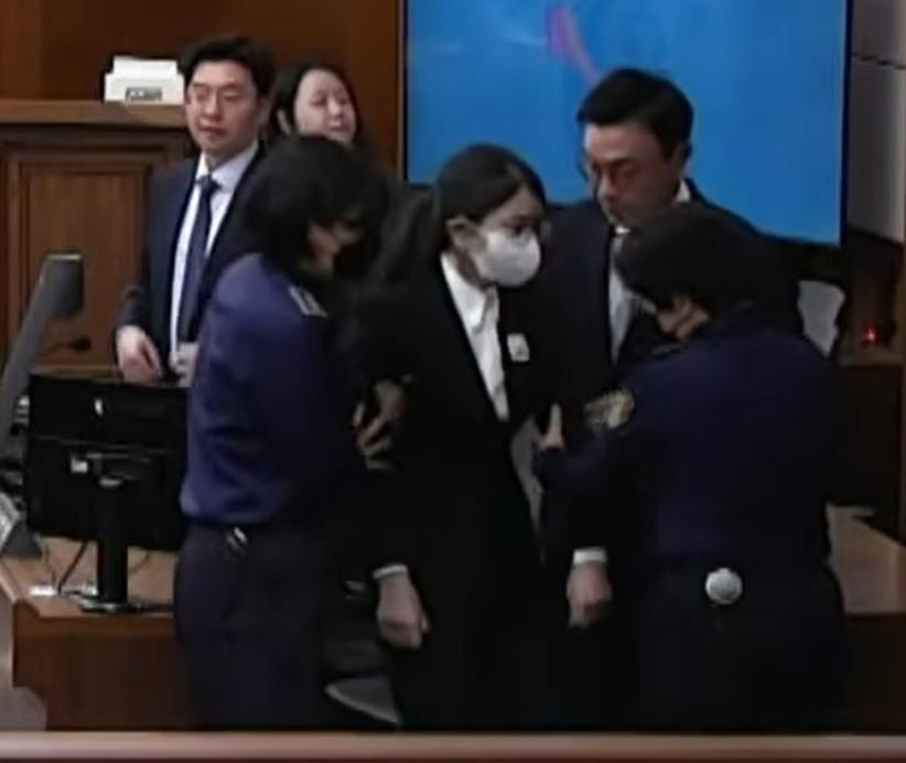 징역4년 김건희, 부축받으며 퇴장
윤석열 전 대통령의 부인 김건희 여사가 28일 서울 서초구 서울고등법원에서 열린 항소심 선고 공판에서 징역 4년에 벌금 5000만 원을 선고받은 뒤 교도관의 부축을 받으며 법정을 나서고 있다. 앞서 김 여사는 1심에서 징역 1년 8개월을 선고받았다. 서울고등법원 재판 중계 화면 캡처