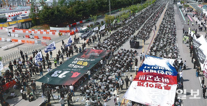 삼성전자 노동조합 공동투쟁본부가 23일 경기 평택시 삼성전자 평택캠퍼스에서 ‘4·23 투쟁 결의대회’를 열었다. 4만여 명의 조합원은 사측에 성과급 상한제 폐지, 영업이익 15% 성과급 지급 등을 요구했다. 평택=양회성 기자 yohan@donga.com