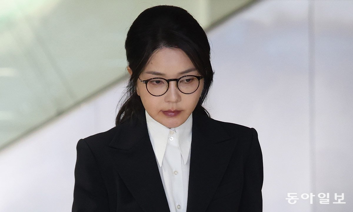 윤석열 전 대통령의 부인 김건희 여사가 지난해 8월 6일 서울 종로구 KT광화문빌딩 웨스트 김건희 특검(특별검사 민중기) 사무실에서 피의자 신분으로 조사를 받고 나오며 취재진의 질문을 받고 있다. 송은석 기자 silverstone@donga.com