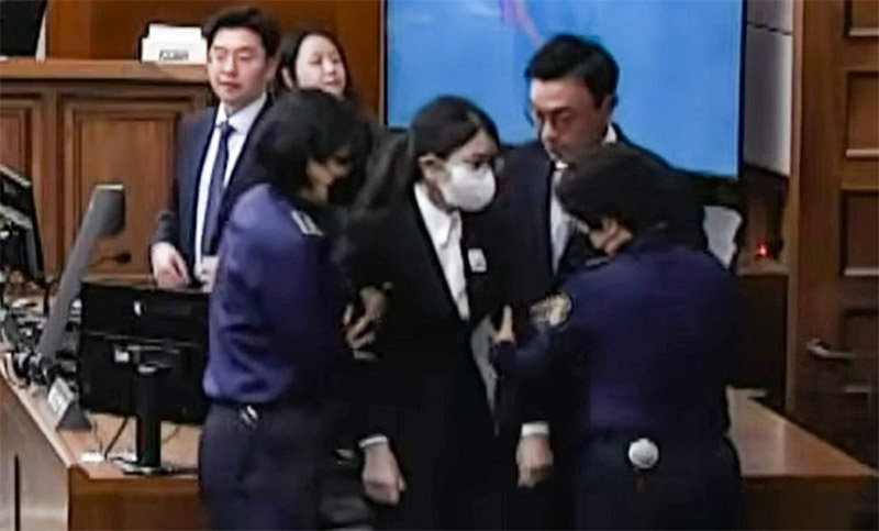 징역4년 김건희, 부축받으며 퇴장  윤석열 전 대통령의 부인 김건희 여사가 28일 서울 서초구 서울고등법원에서 열린 항소심 선고 공판에서 징역 4년에 벌금 5000만 원을 선고받은 뒤 교도관의 부축을 받으며 법정을 나서고 있다. 앞서 김 여사는 1심에서 징역 1년 8개월을 선고받았다. 서울고등법원 재판 중계 화면 캡처