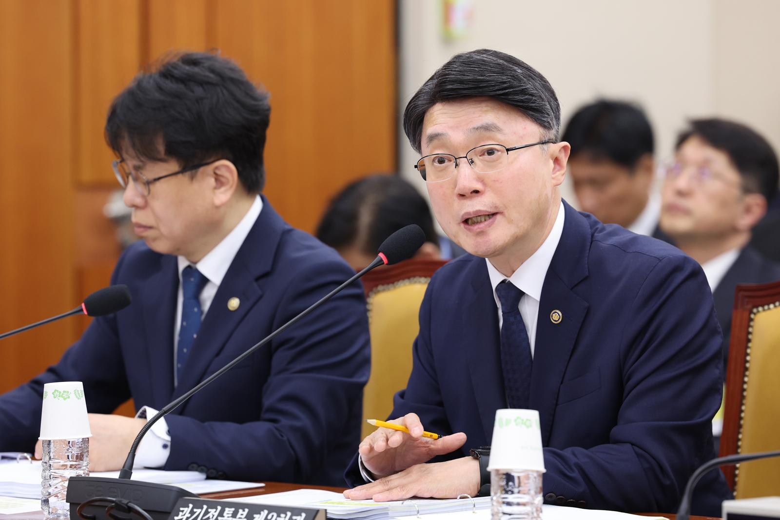 류제명 과학기술정보통신부 제2차관이 28일 서울 여의도 국회에서 열린 과학기술정보방송통신위원회 전체회의에서 의원 질의에 답변하고 있다. 2026.4.28 뉴스1