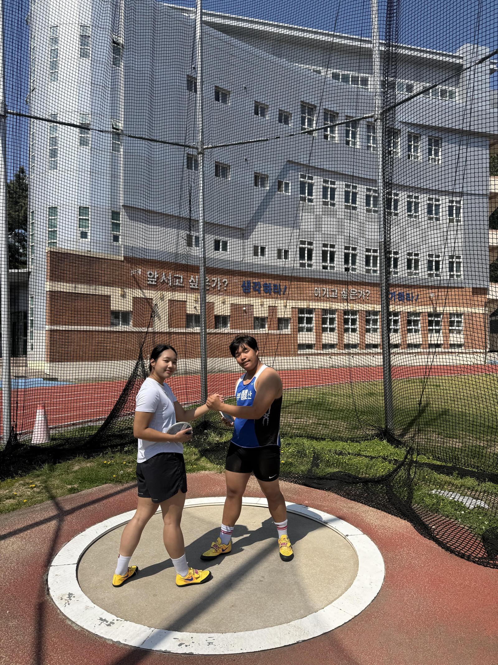 박관우 선수(오른쪽)가 누나인 박은지 선수와 부산 영도구 부산체육고등학교 운동장에서 훈련 전 자세를 취하고 있다. 오남균 감독 제공