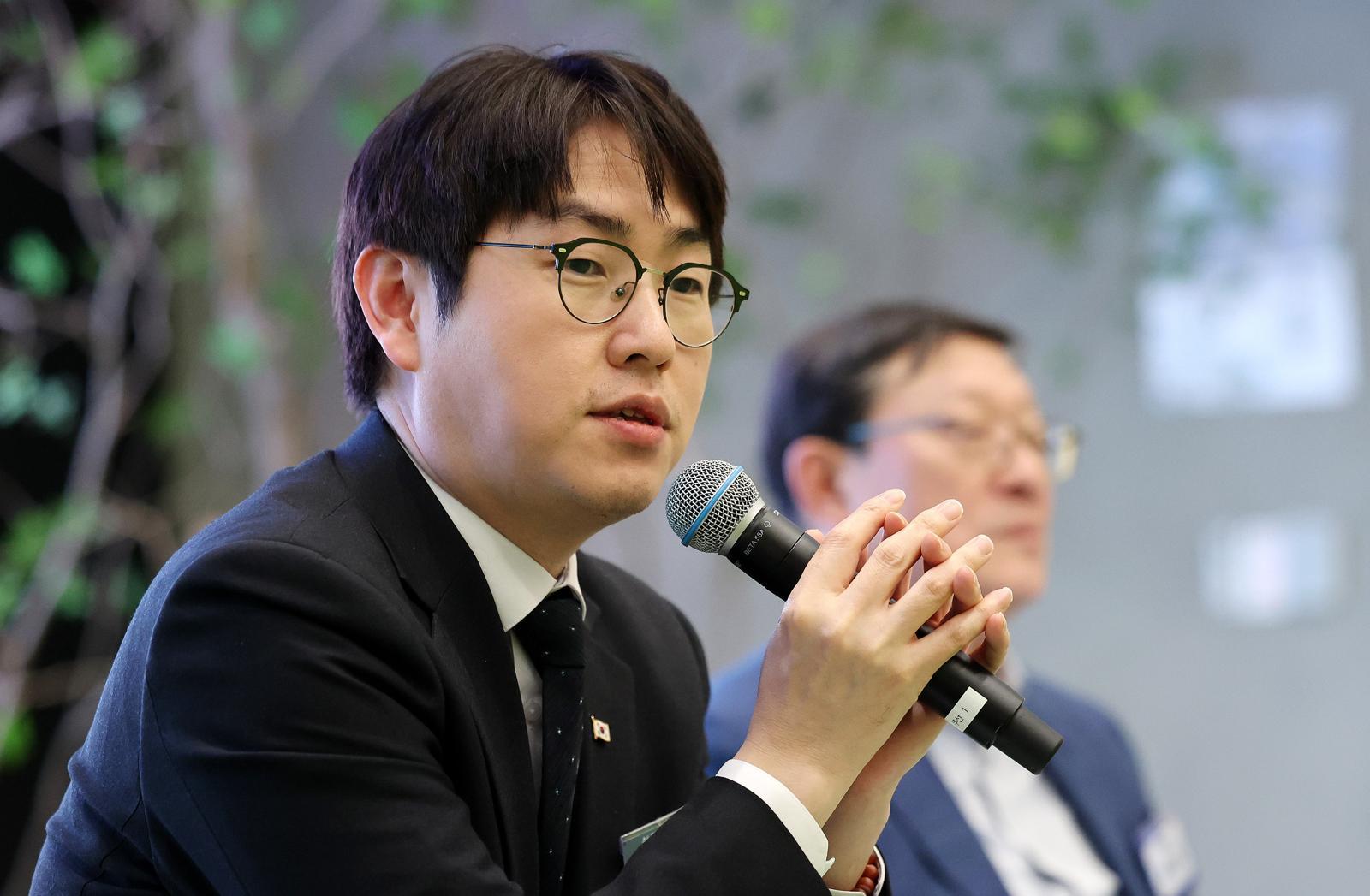 하정우 AI미래기획수석이 10일 서울 강남구 역삼동 GS타워에서 열린 AI 혁신위원회 3차 회의에서 모두 발언을 하고 있다. 2026.4.10/뉴스1