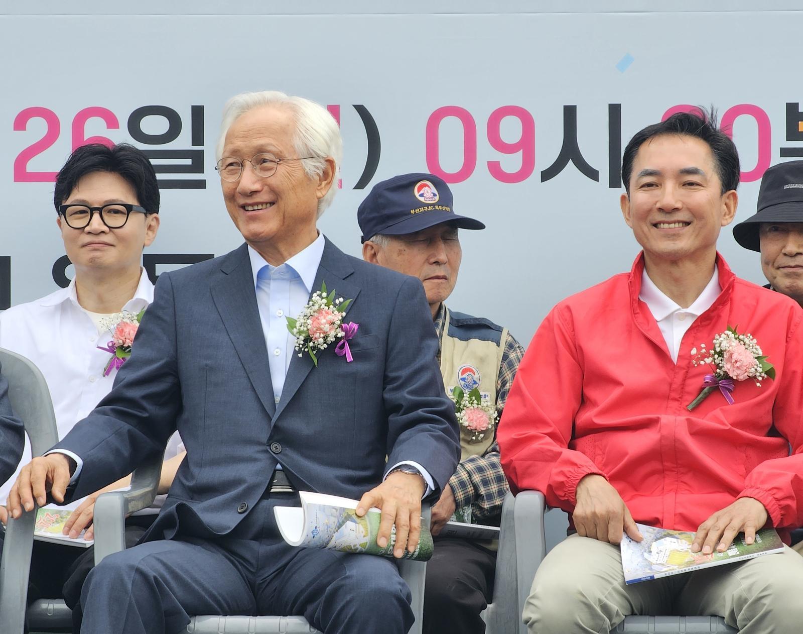 26일 부산 북구 구포초등학교 총동문 체육대회에 박민식 전 장관(오른쪽)과 한동훈 전 대표가 행사장에 참석해 자리하고 있다. 뉴스1