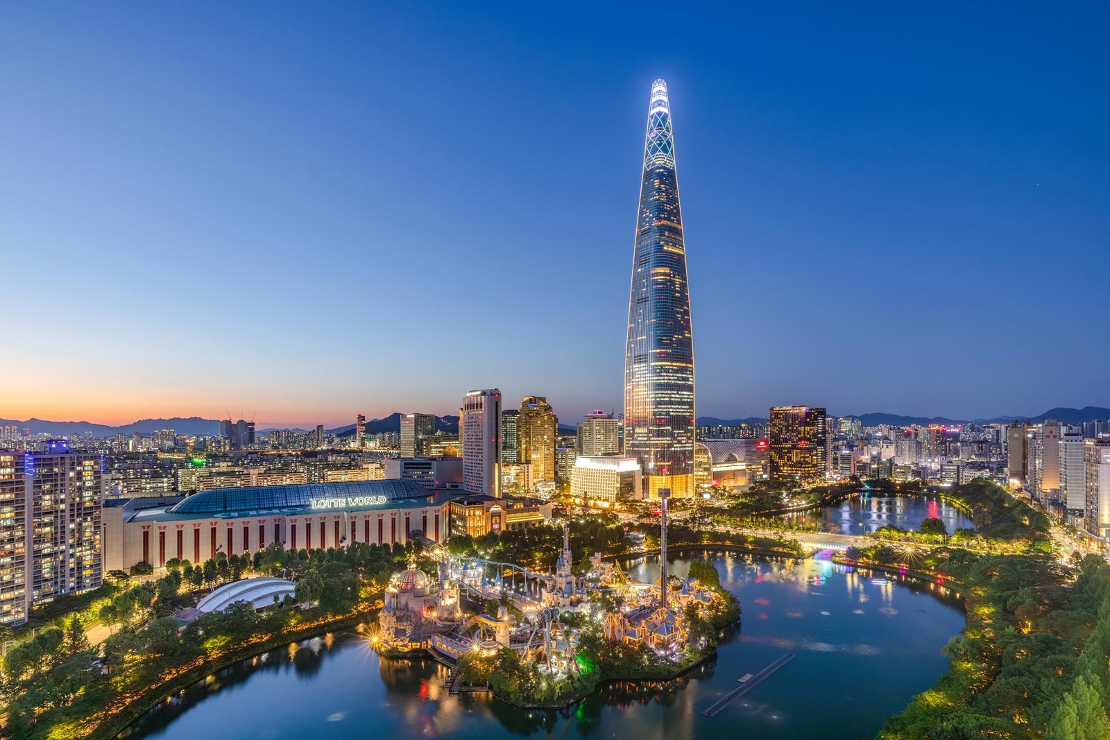 롯데타운 잠실 및 롯데월드타워 전경. 롯데백화점 제공