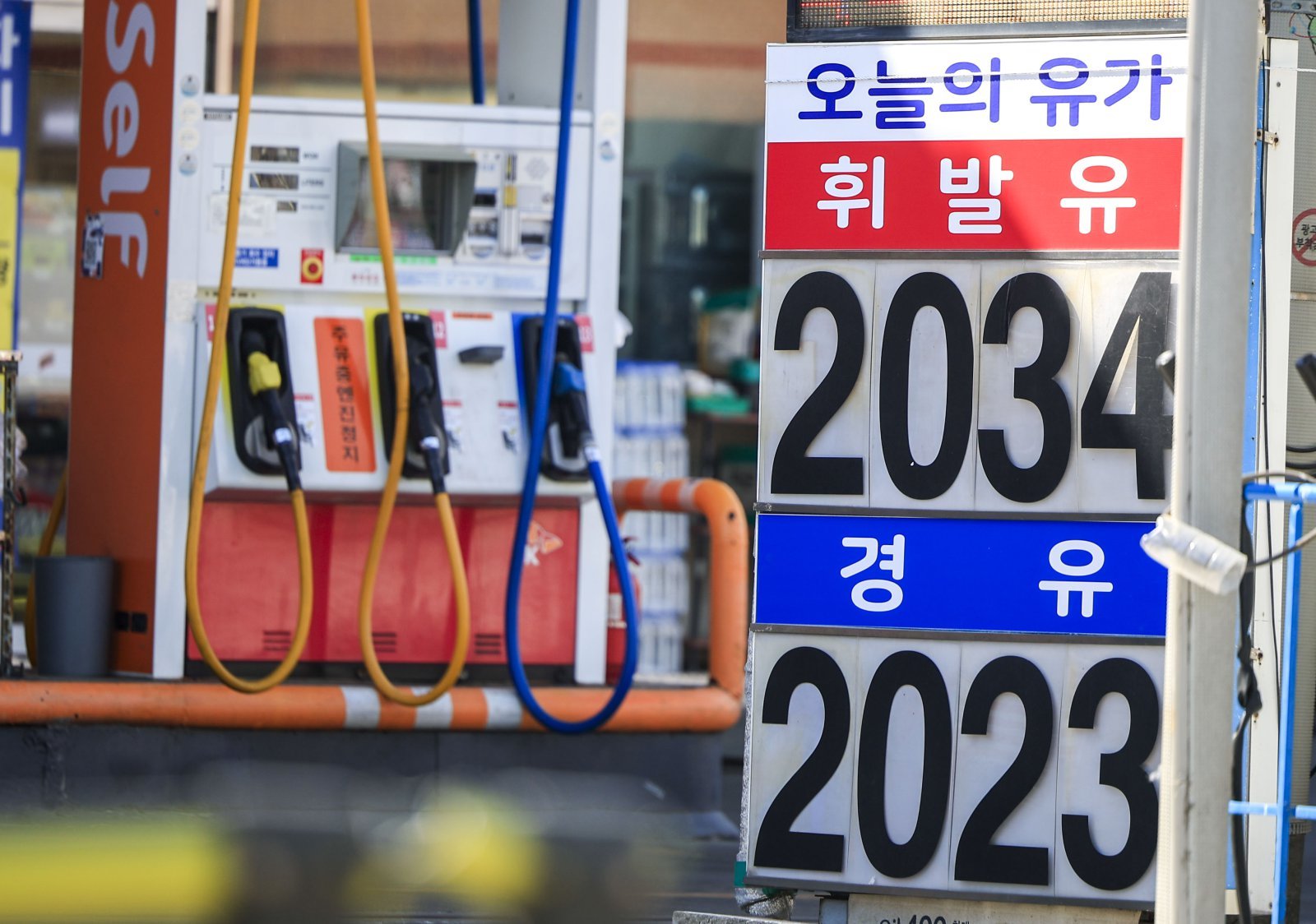 26일 서울시내 주유소에 유가정보가 나타나있다.   정부가 정유사 공급가 상한을 연이어 동결한 것과 달리 주유소의 소비자 판매가격이 2000원을 넘어서는 등 꾸준히 상승세를 이어가고 있다. 유가정보시스템 오피넷에 따르면 26일 기준 전국 평균 경윳값은 0.11원 오른 2001.65원을 기록하며 상승세를 이어갔다. 휘발유의 경우, 전국 평균 가격은 2007.71원, 가장 비싼 서울 지역의 경우 2046.51원을 기록했다. 2026.04.26.[서울=뉴시스]