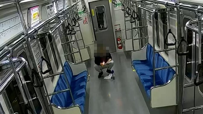 대구 지하철 안에서 살충제와 라이터로 불을 지르려던 40대 방화범이 시민에 의해 제지됐다. 대구교통공사 제공