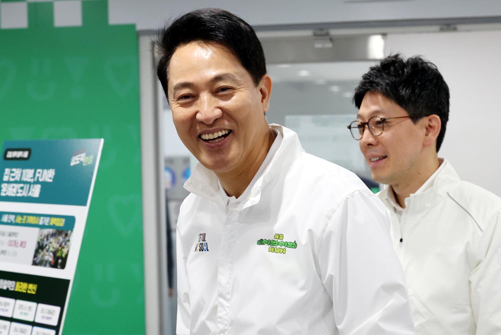 [서울=뉴시스] 박주성 기자 = 오세훈 국민의힘 서울시장 후보가 29일 오전 서울 도봉구 보건소에 마련된 서울체력 9988 도봉센터에서 〈삶의질 특별시 서울〉 1호 공약 현장 발표를 위해 웃으며 입장하고 있다. 2026.04.29. park7691@newsis.com